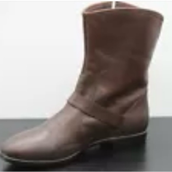 UGG Australia Frances Women’s Brown Leather Two Buckle Short Size   NWOT - Picture 4 of 14